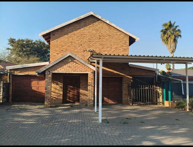 4 BEDROOM HOUSE FOR SALE IN OOS EINDE